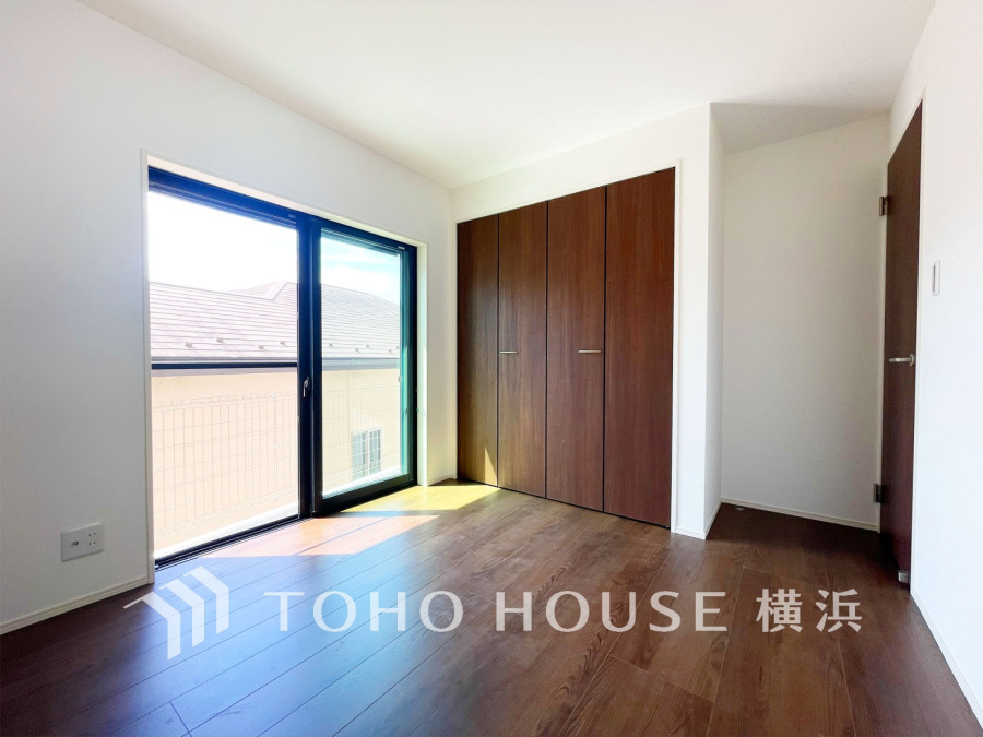 明るい光で満たされ、心地よい時間の流れと共に、愛着の増してくるお住まい。あたたかで和やかな家族の暮らしをずっと大切に包み込む優しさが込められています。