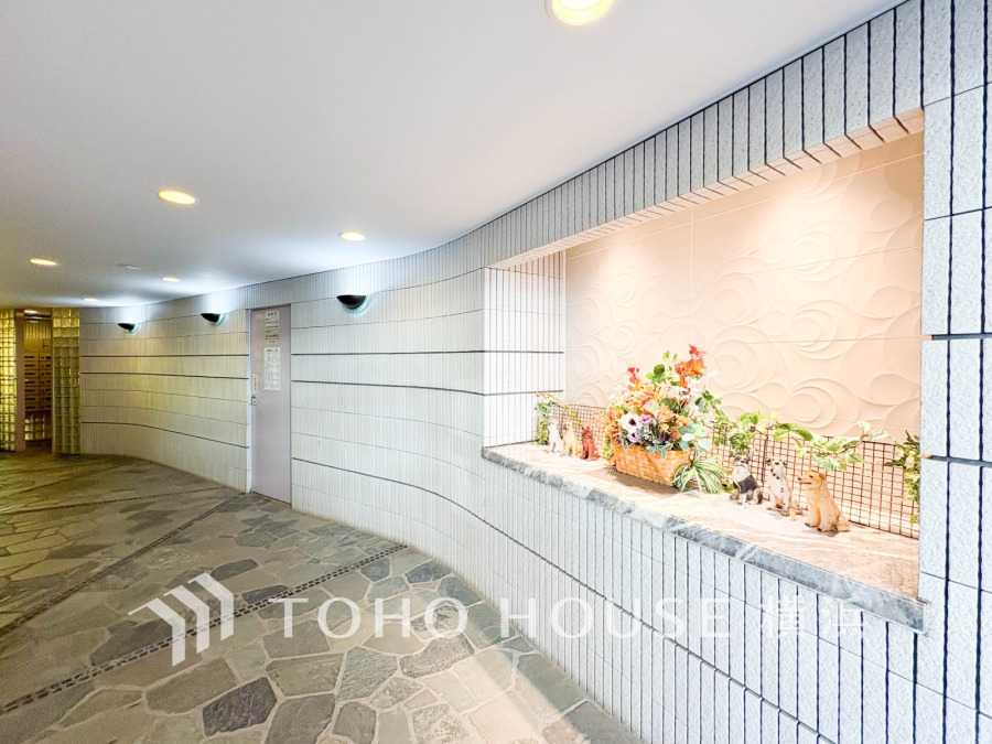 美しいエントランスは、優美な佇まいで、住むことに誇りを持てる空間です。
