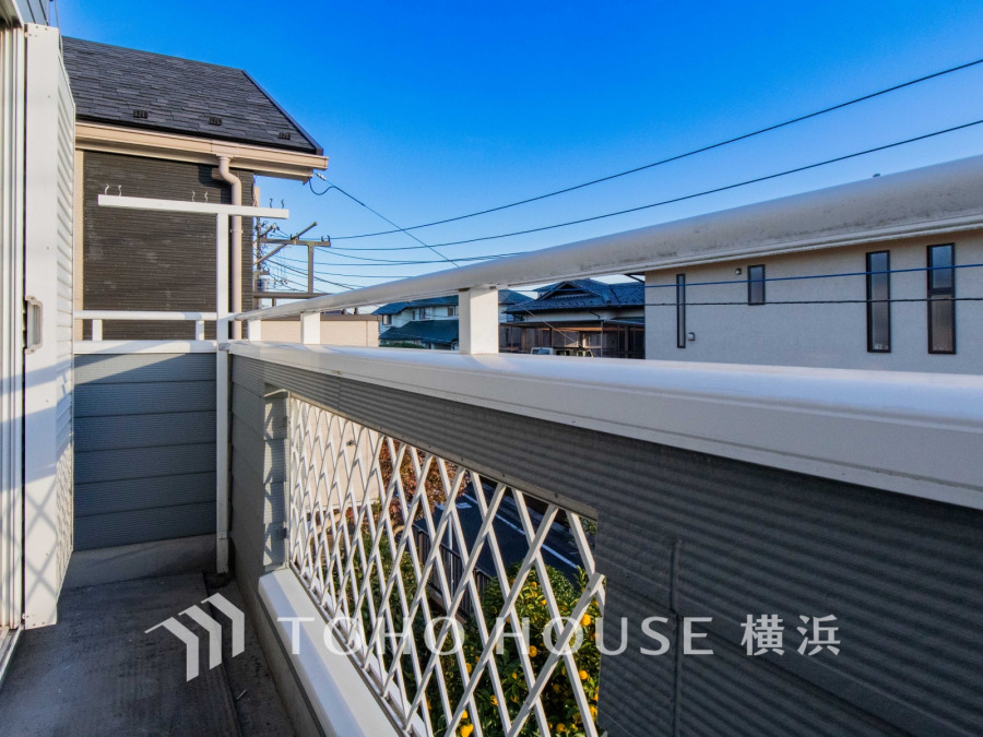 開放感あふれるバルコニーは、爽やかな風と明るい光が心地よく、洗濯物も快適に干せます。