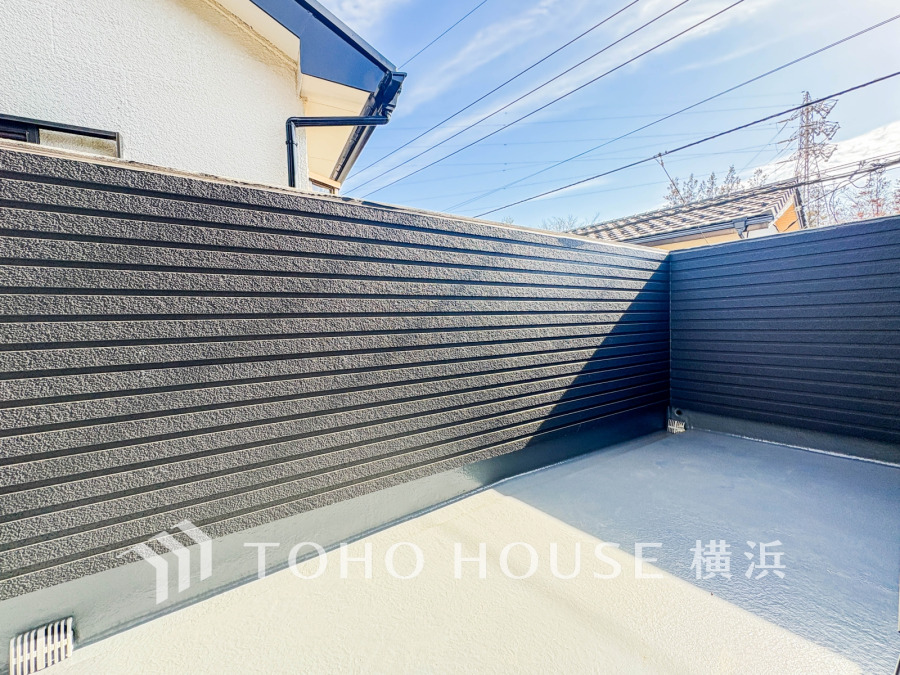 たっぷりの陽光が差し込むバルコニー。健やかな暮らしを守る太陽の恵みを存分に享受できます。爽やかな風と暖かな陽射しが紡ぐハーモニーが日々の暮らしのBGMになることでしょう。