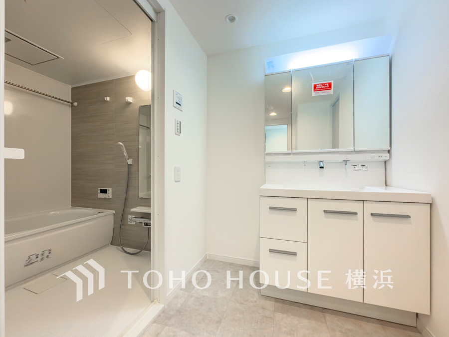 清潔感のある洗面＆バスルーム。多彩な機能が備えられたリフレッシュ空間です。
