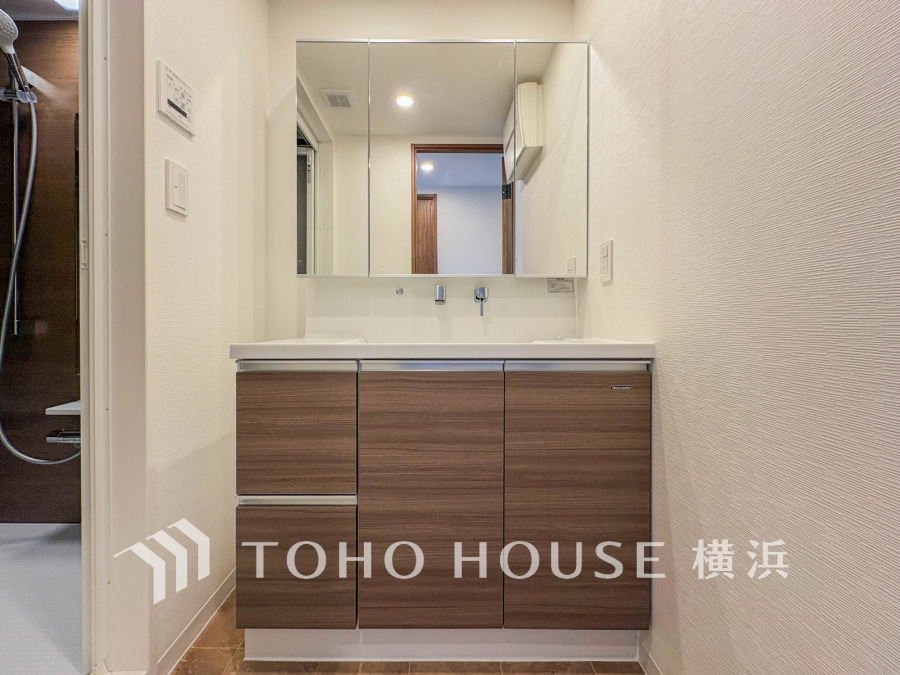 十分な大きさの洗面台は、身だしなみチェックや歯磨きなど、朝の慌ただしい時間でも余裕とゆとりを感じて頂けます。