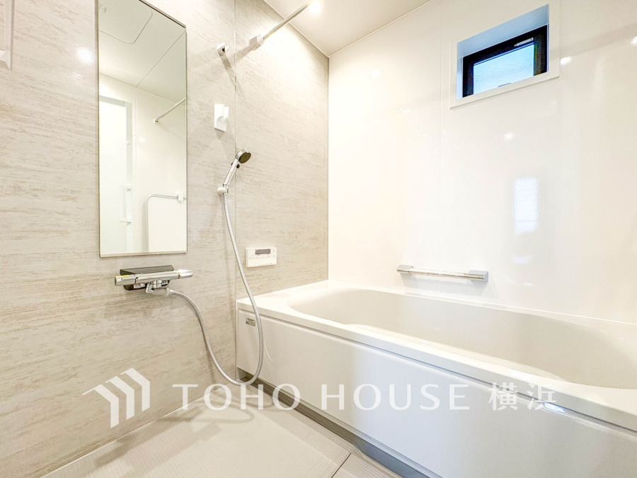 上質が感じられるカラーリングで、清潔な空間美を実現。一日の疲れが癒される優雅なバスタイムを堪能できるゆとりあるバスルームです。