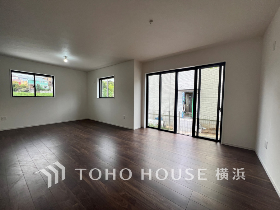 光と風が溢れる開放的なリビングダイニングには自然と家族みんなが集まってきます。明るく穏やかな空気の中で飲んだり、食べたり、笑ったり。