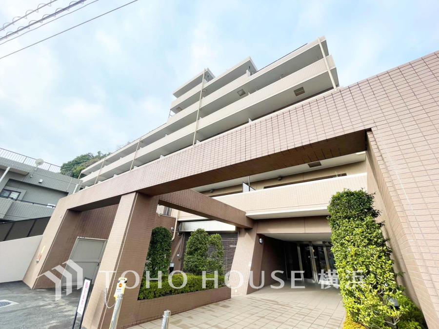 ふりそそぐ陽射しと開放的な空間形成。青空を背景に更なる美しさを醸す佇まい。暖かな陽光と爽やかな風がハーモニーを奏でる上質な空間を愉しむ暮らしがここにある。