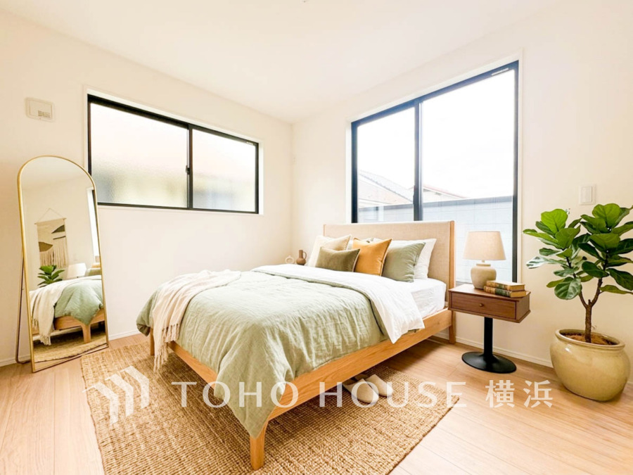 穏やかな風と陽光を導き、プライバシーに配慮された設計プランを採用し、居住性を一段と心地よいものにしています。明るく開放的な空間を演出しております。（装飾品はAI加工です）