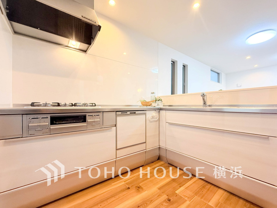 明るく開放的なL字型キッチンは収納豊富で、家事動線もスムーズな快適空間です。