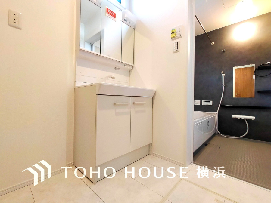 一日の始まりと終わりを心地よく演出し、多彩な機能が備えられたパウダールーム。心地よいリフレッシュ空間。清潔感ある洗面台は、身だしなみチェックや肌のお手入れに。