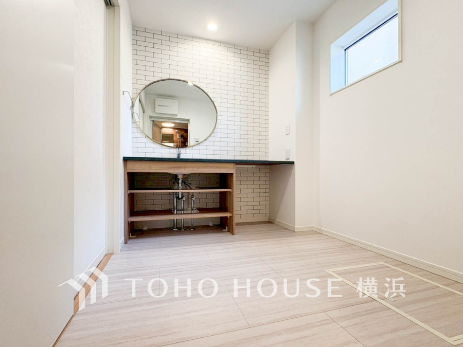 ご家族の1日が始まり、1日の終わりを締めくくる洗面空間。快適に過ごせることはもちろん、気品や優雅さを兼ね備えたパウダールームです。