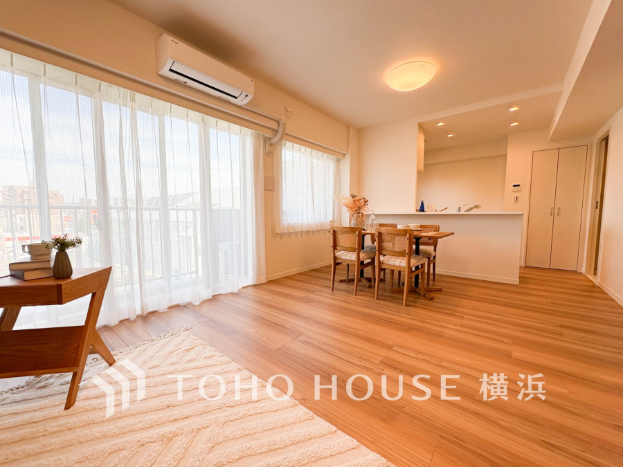 穏やかな時間の流れを楽しみ、寛ぎと笑顔が溢れるリビング。会話を楽しみ、ご家族の何気ない日常にいつもあたたかな幸せの花を添えます。