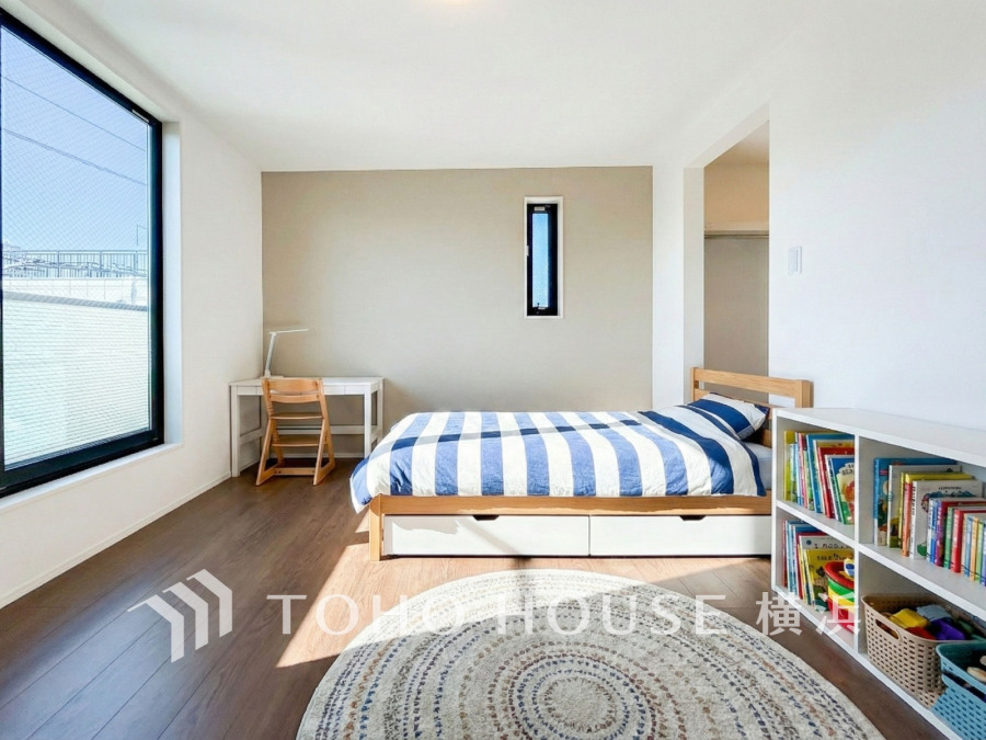 採光もアクセントの一つとして。プライベートルームにはやさしい光が射し込んでいて、この明るい好みの空間で読書をしたり、音楽を聞いたりと一人の時間も充実したものにできます。（家具はAI加工）