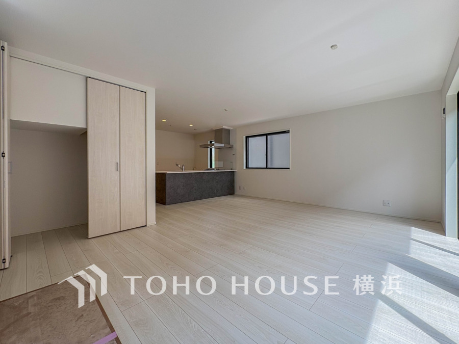 柔らかな色合いのフローリングと清潔感の溢れるクロスが明るい空間を創り出しているリビングダイニング。憩いの場に相応しく、ここで楽しむ家族の時間が絆をより深めてくれそうです。