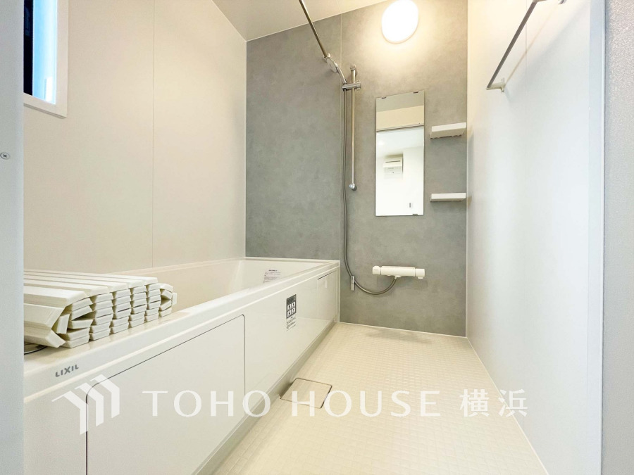 上質が感じられる質感とカラーリングで、清潔な空間美を実現。一日の疲れが癒される優雅なバスタイムを堪能できるゆとりあるバスルームです。