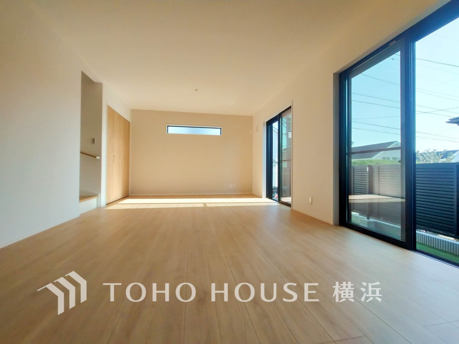 光と風が溢れる開放的なLDKには、自然と家族みんなが集まってきます。明るく穏やかな空気が流れるこの場所は、豊かな寛ぎと笑顔の団欒をいつも優しく守ってくれることでしょう。