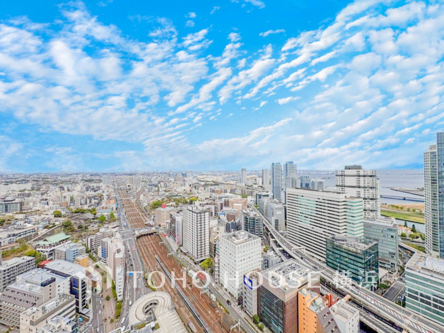 手を伸ばせば、ふれることが出来そうな環境が、そのままインテリアになったような印象です。その豊かな眺望にふさわしい空間には、通風・採光にも優れ、心地よい光と風があふれています。