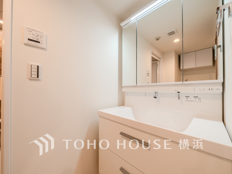 十分な大きさの洗面台は、身だしなみチェックや歯磨きなど、朝の慌ただしい時間でも余裕とゆとりを感じて頂けます。