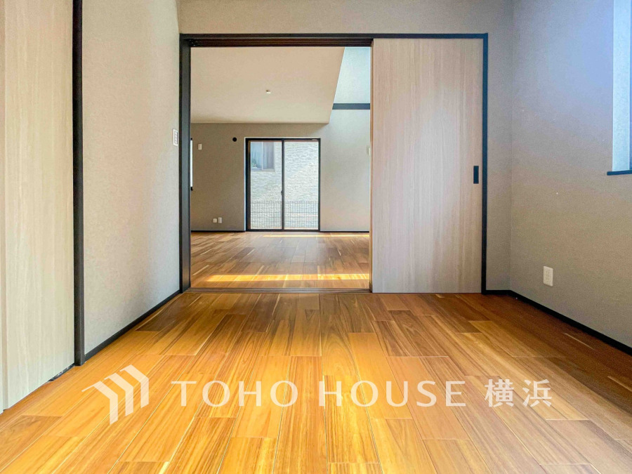 大きな窓からは快適な光を取り入れ、通気性能を上げる事で居心地の良い空間を演出します。多くの時間を過ごす住まいだからこそ、いつも快適な場所であるように心掛けています。