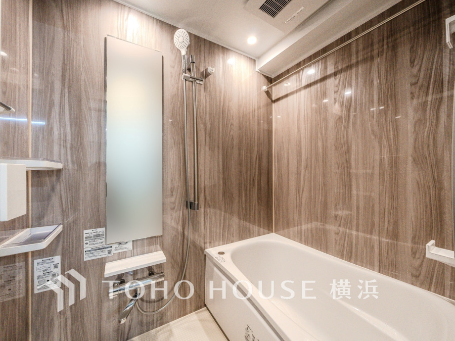 モダンデザインの空間が気持ちよさを高めてくれるバスルーム。すっきりとした清潔感の中に都会的なセンスが感じられ、心身をリフレッシュさせてくれるスペース。