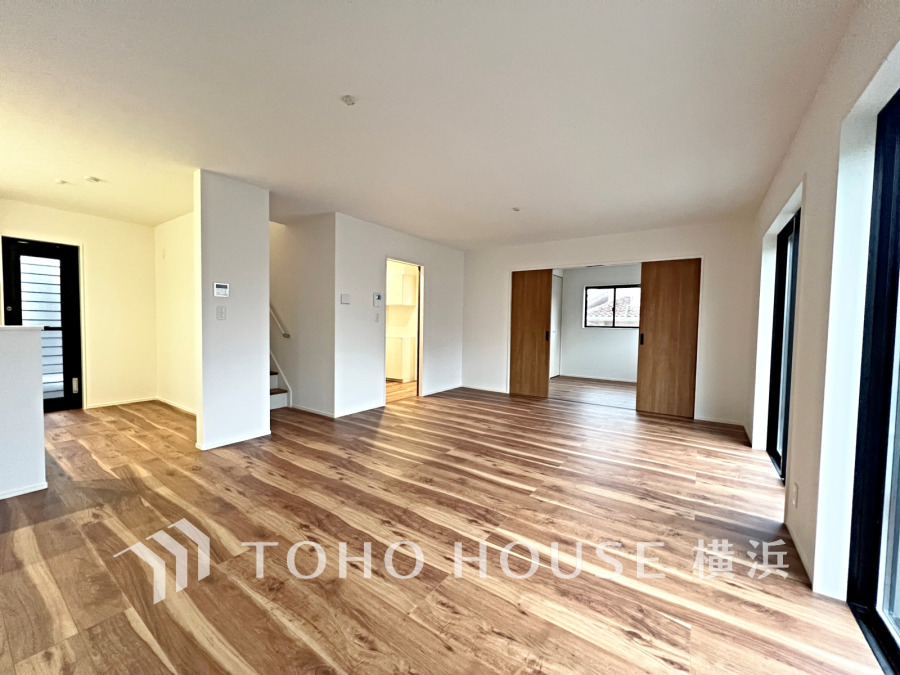 ここにはみんなが集い、食事と楽しい会話が始まる。話に夢中になりすぎて、ついつい時を忘れてしまう。そんな束の間の幸せを感じさせてくれる場所。