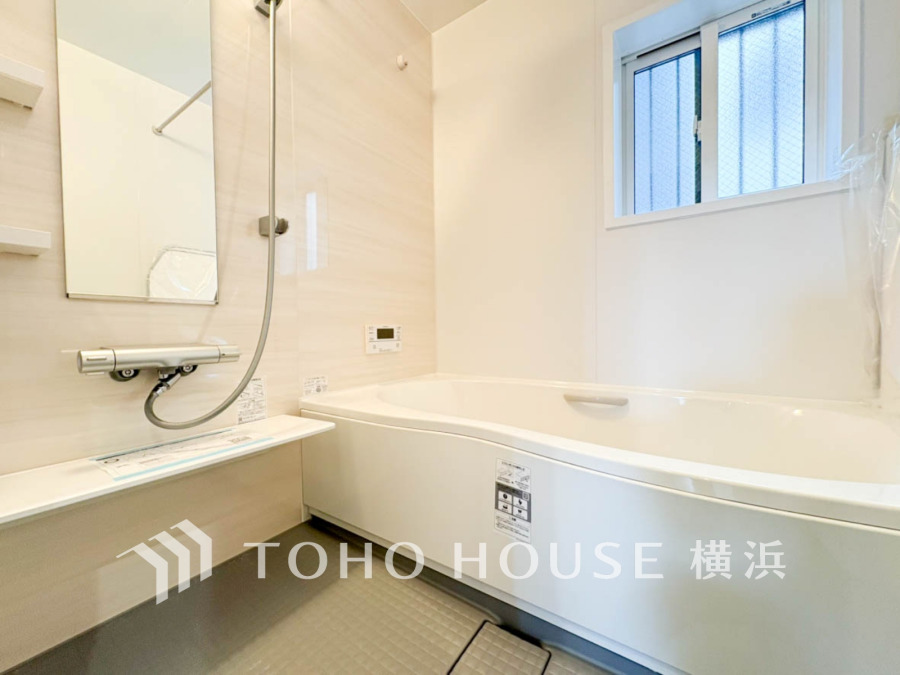 心地よいリラックスを叶える清潔感溢れる美しい空間。快適で機能的なバスルームです。
