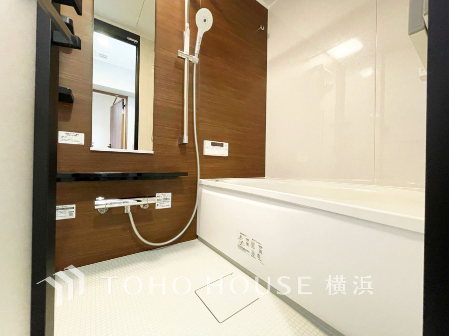 上質が感じられる質感とカラーリングで、清潔な空間美を実現。一日の疲れが癒される優雅なバスタイムを堪能できるゆとりあるバスルームです。