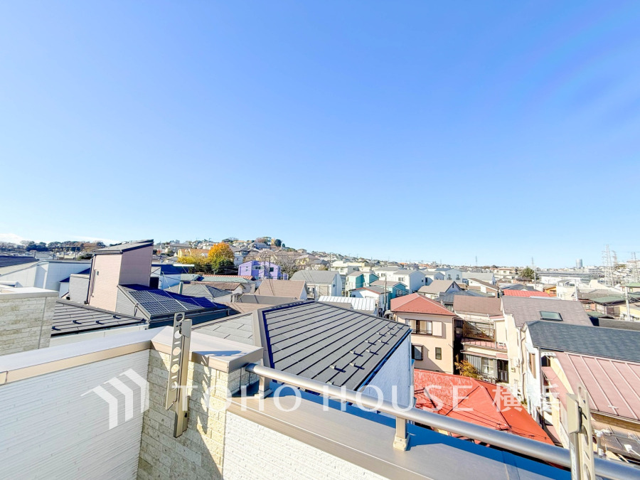 晴天の空を望む開放的なルーフバルコニー。街の景色を一望できる快適な住環境です。