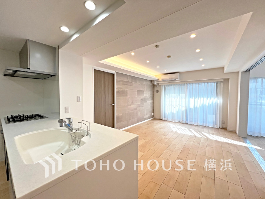 明るく開放的な空間が広がるLDK。室内には豊かな陽光が注ぎ込み、爽やかな住空間を演出。
