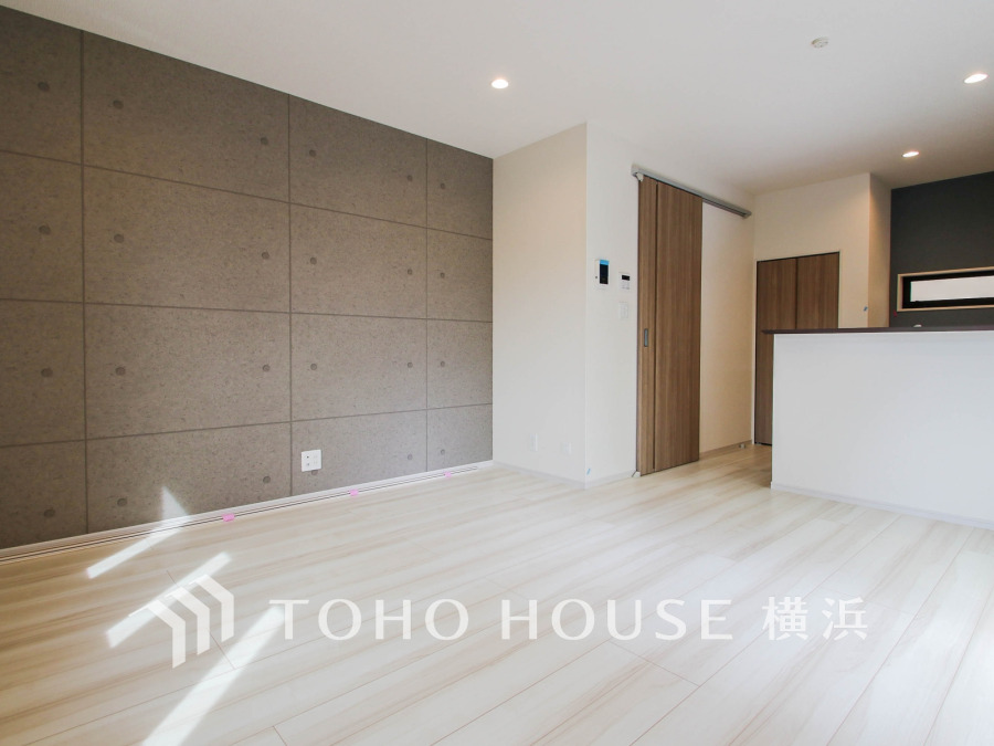 開放的な広さと2面採光がもたらす、光溢れ豊かな居住空間はこの住まいのクオリティを感じさせてくれます。豊かな時間が流れるこの場所に暮す喜び。
