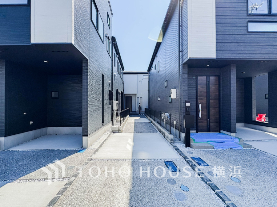 同時に多区画で建築されるお住まいは、新生活をご近所と共にスタートできることが魅力の一つ。また、街全体で調整される窓位置や統一感ある外観。そこに住まうご家族の心地よさをも追求します。
