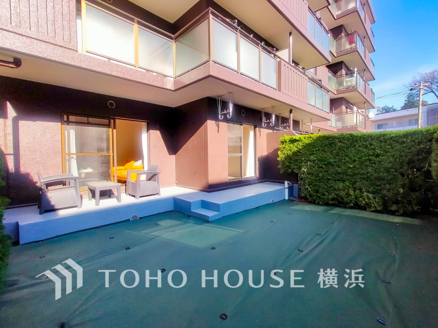 リビングの先には戸建感覚のテラス＆専用庭。お天気の良い日にはアウトドアリビングとしてお外で朝食やティータイムなども素敵ですね。