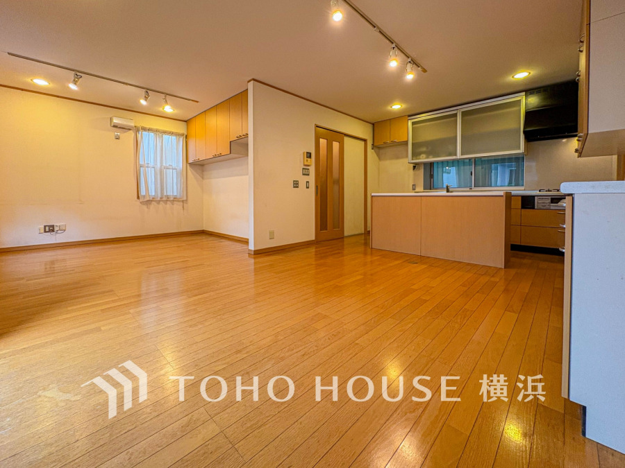 広々としたリビングダイニングは、シックでモダンな内装。落ち着いた雰囲気に包まれて、伸びやかな空間の中で、ゆったりと家族団らんのひとときを過ごせます。