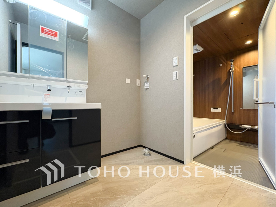 清潔感あふれる洗練されたデザインの洗面台。大きな鏡と十分な収納で、ご家族皆様の朝の準備をスムーズにサポートします。