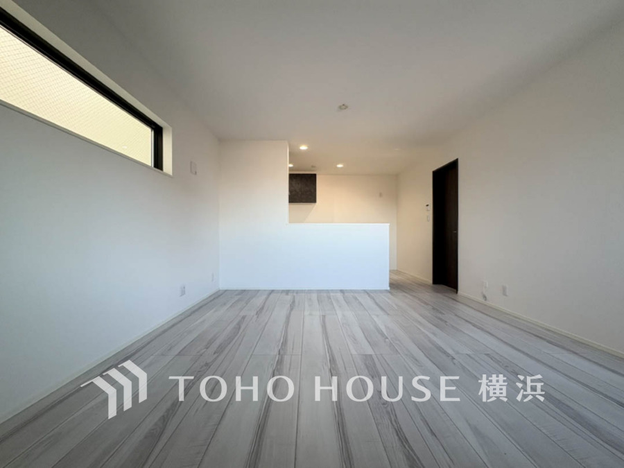 白を基調とした明るいリビング。広々とした空間で、家族団らんの時間をゆったり過ごせます。