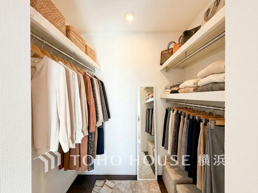 ひと目で収納物を確認できるウォークインクロゼットは、ゆとりの広さを備えた大型収納。数多くの衣類に加え、足元には引出しや衣装箱、シューズボックスなども収納することができます。（装飾品はAI加工）