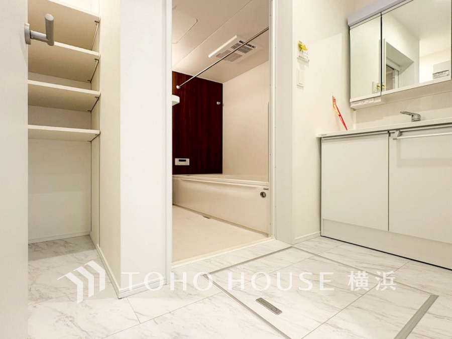 一日の始まりと終わりを心地よく演出し、多彩な機能が備えられたパウダールーム。心地よいリフレッシュ空間。清潔感ある洗面台は、身だしなみチェックや肌のお手入れに。