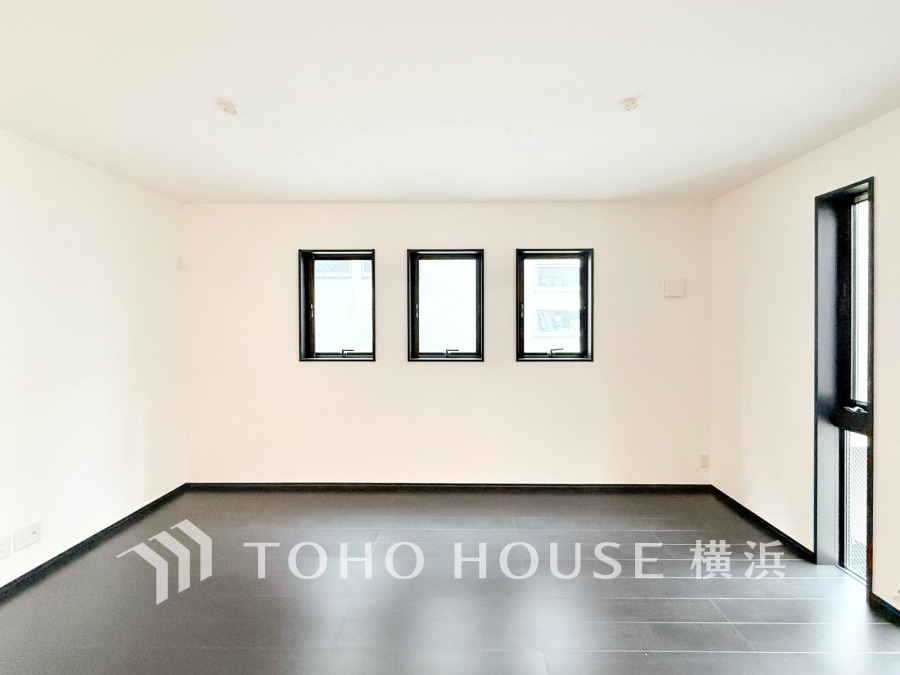 ここにはみんなが集い、食事と楽しい会話が始まる。話に夢中になりすぎて、ついつい時を忘れてしまう。そんな束の間の幸せを感じさせてくれる場所。