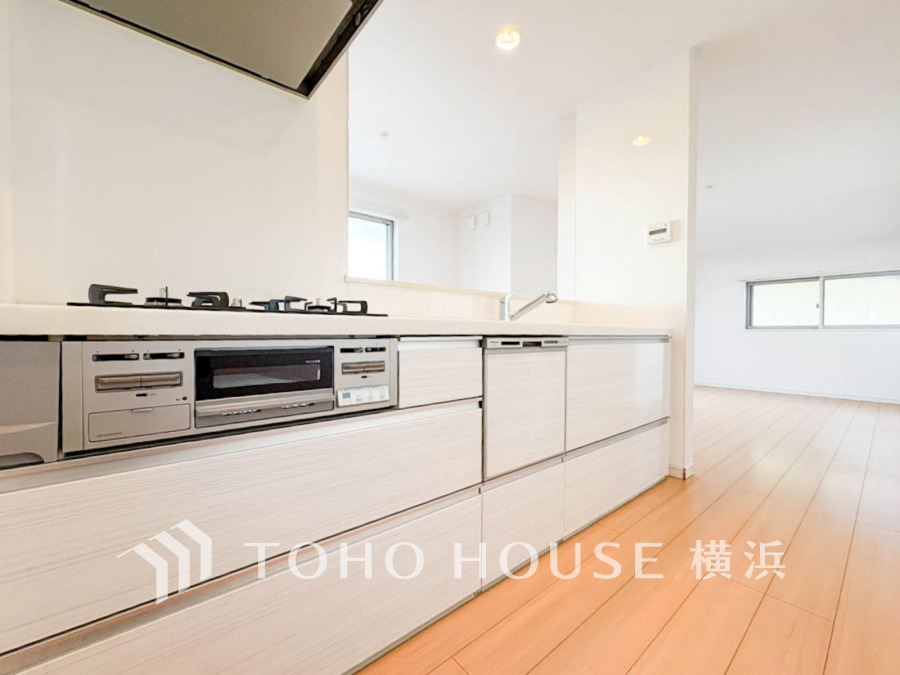 広く取られた対面キッチンは、リビングで寛ぐご家族と会話をしながらお料理が出来ます。ホワイトを基調とした明るいカラーの清潔感のあるデザインです。