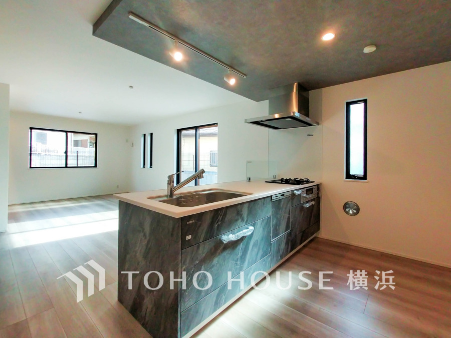 開放的な対面キッチンは、リビングで寛ぐご家族と会話をしながらお料理が出来ます。