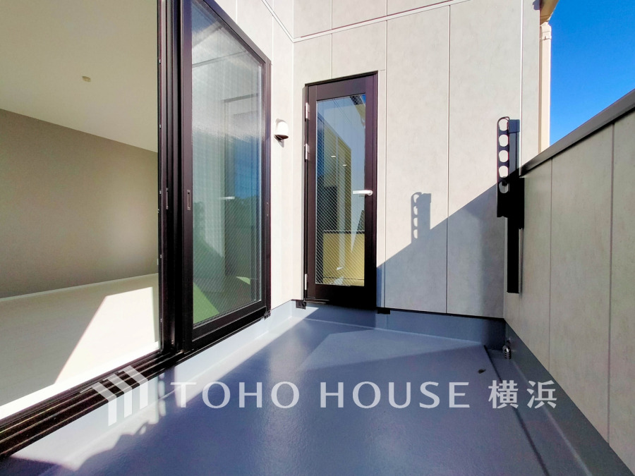 陽当たり良好なバルコニーは洗濯物干しに便利で、リビングとつながる快適な屋外スペースです。