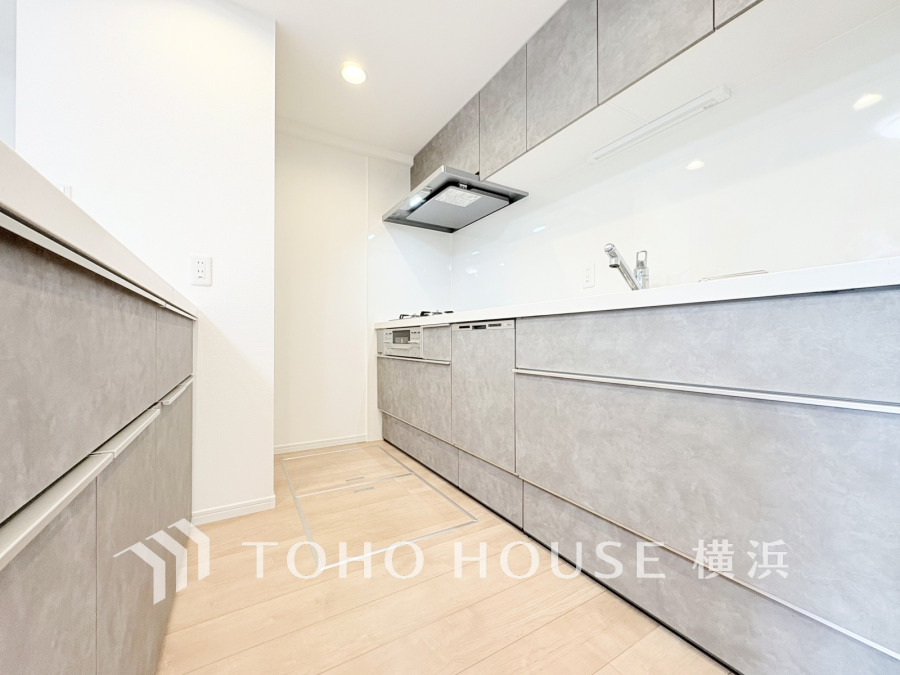 誰もが使いやすいデザインにこだわったキッチン。プライベートスペースを彩るインテリアとしての美と、快適な日常を支える機能性と強さがひとつになったキッチンです。