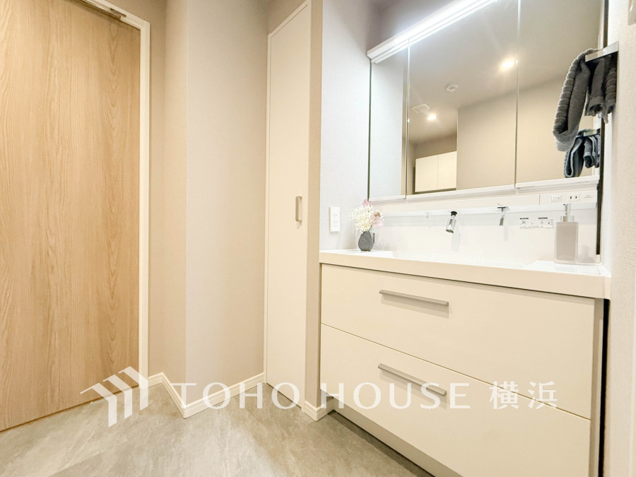 清潔感のあるプライベート空間は、身だしなみチェックや肌のお手入れに最適です。収納もあり、スッキリと見映えの良い空間に拵えました。時間に余裕とゆとりを持たせます。