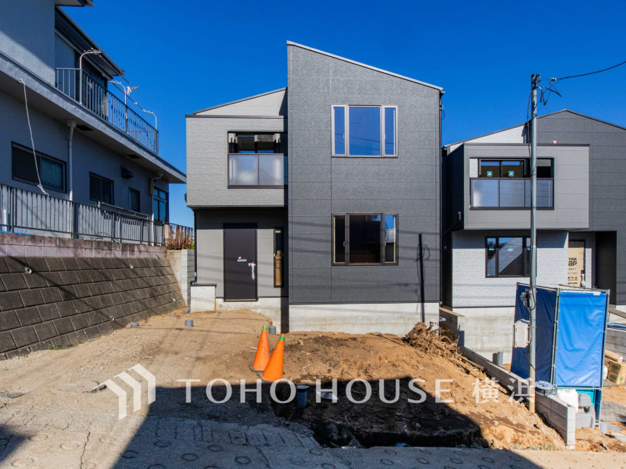 シンプルでスタイリッシュな新築住宅。駐車スペースも3台まで可能です（2台小型、車種によります）【2026年1月撮影】