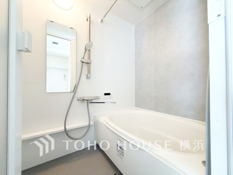 心地よいリラックスを叶える清潔感溢れる美しい空間。快適で機能的なバスルームです。
