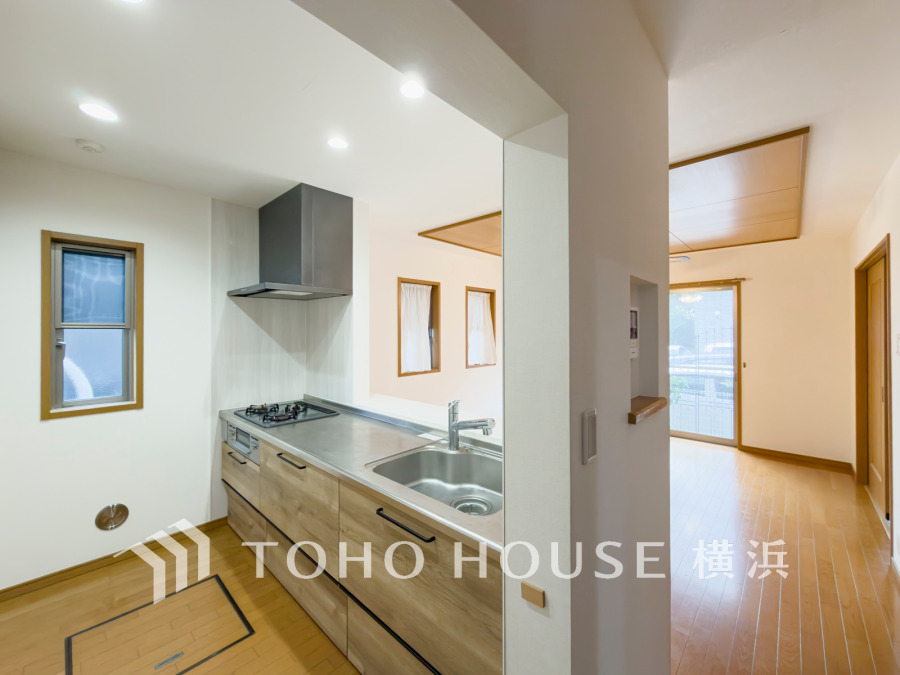 光と風が溢れる開放的なリビングダイニングには自然と家族みんなが集まってきます。明るく穏やかな空気の中で飲んだり、食べたり、笑ったり。