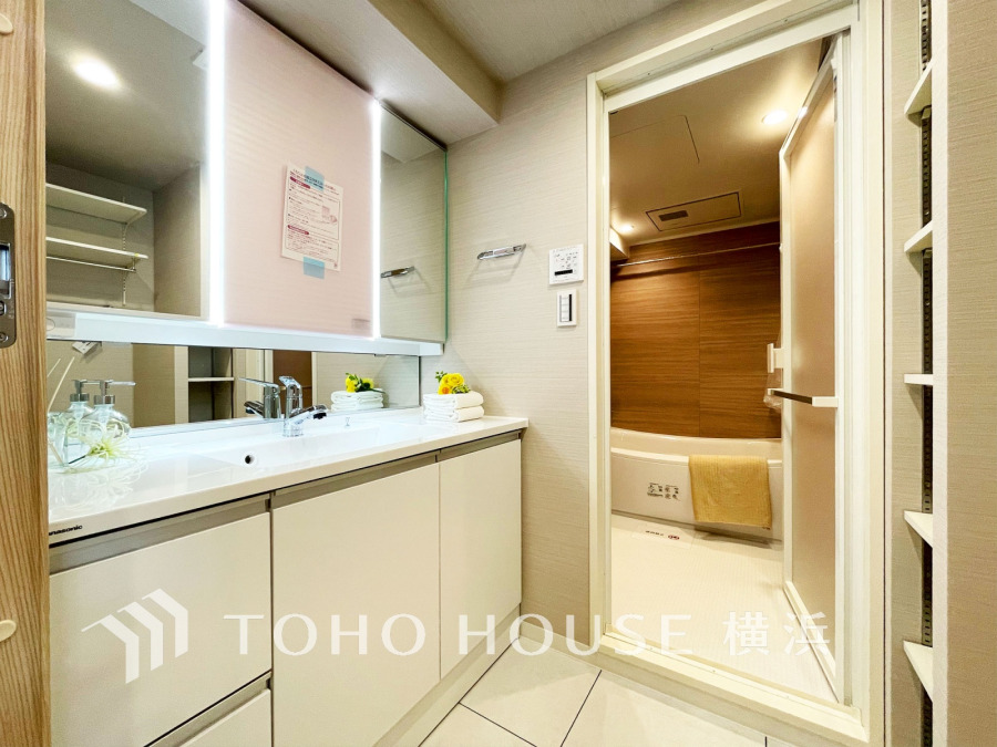 一日の始まりと終わりを心地よく演出し、多彩な機能が備えられたパウダールーム。心地よいリフレッシュ空間。清潔感ある洗面台は、身だしなみチェックや肌のお手入れに。