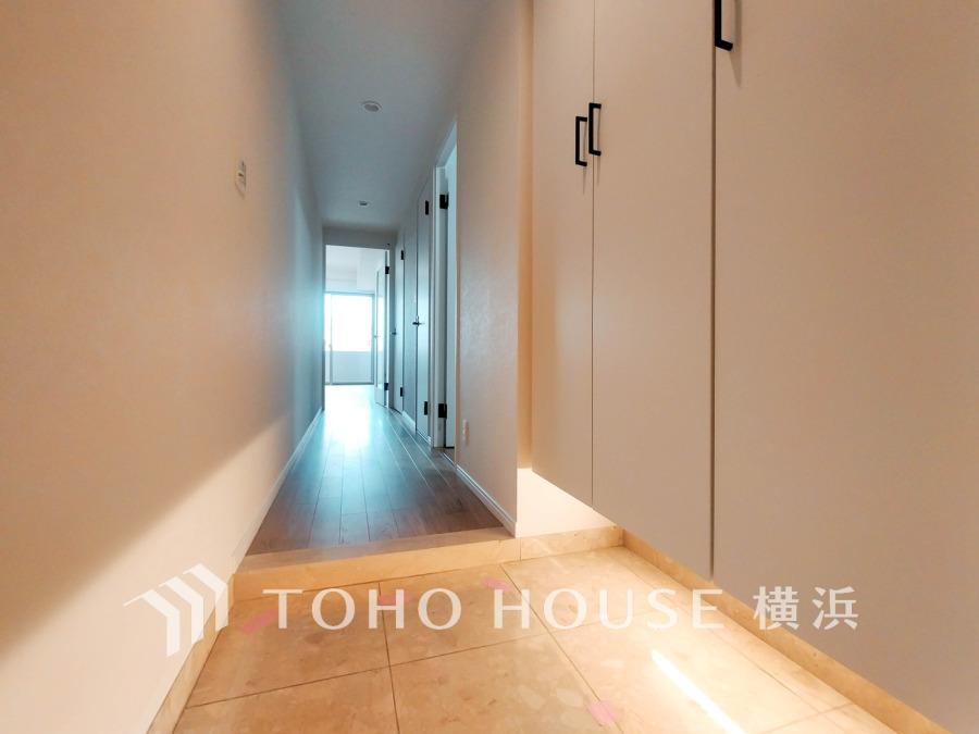 収納力の豊富なトールサイズのシューズボックスを設置した玄関スペース。