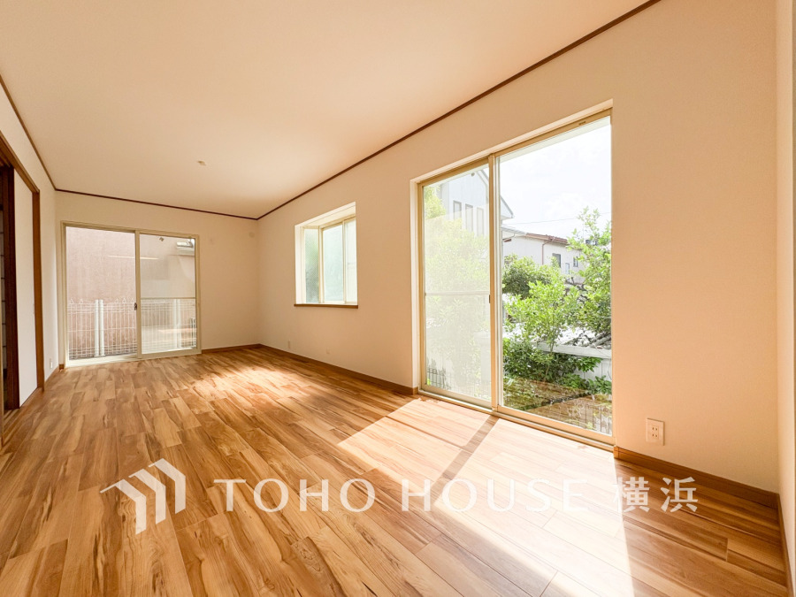 広々としたリビングダイニングは、シックでモダンな内装。落ち着いた雰囲気に包まれて、伸びやかな空間の中で、ゆったりと家族団らんのひとときを過ごせます。