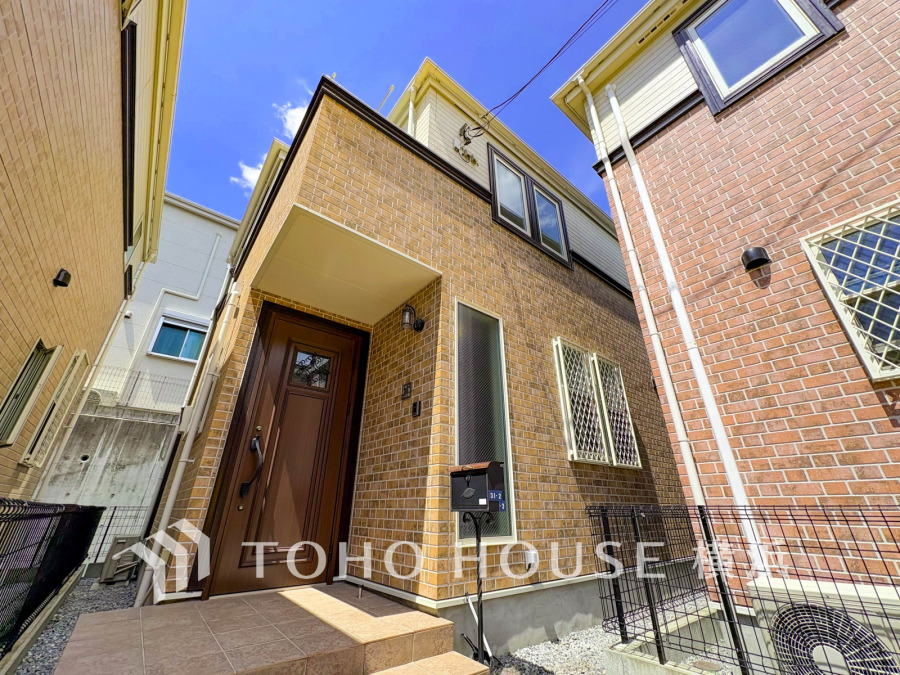 時代の流れに惑わされないシックなカラートーンで街並みに溶け込む外観は、主張し過ぎず、また平凡になり過ぎず絶妙なコントラストで輝きを放ちます。