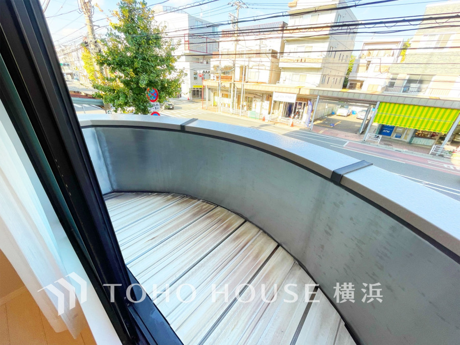 窓辺を彩るお花やグリーンを飾ることができる、プランタースペース付き。緑の演出で癒される空間に。