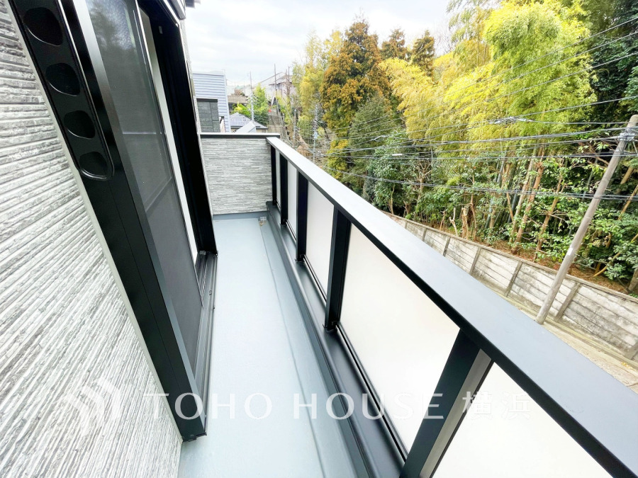 たっぷりの陽光が差し込むバルコニー。健やかな暮らしを守る太陽の恵みを存分に享受できます。爽やかな風と暖かな陽射しが紡ぐハーモニーが日々の暮らしのBGMになることでしょう。